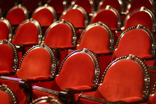 satırları kırmızı sandalye - Fotoğraf, Görsel