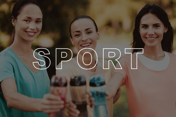 Sports Bottle. Three Girls. Pregnant. Sportswear. Have Fun. Yoga Mats. Smiling. T-shirt. Walk. Park. Beautiful. Belly. Bodycare. Crossfit. Exercise. Happiness. Healthy Lifestyle. Mom. Nature. - Foto, immagini