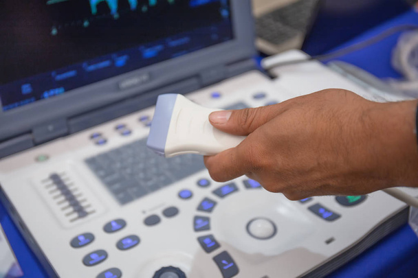 Scanner à ultrasons dans la main du médecin pour les diagnostics médicaux avec équipement informatique
 - Photo, image