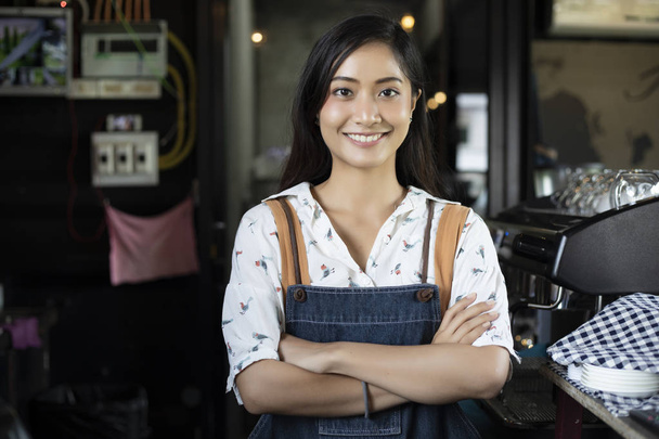 Mujeres asiáticas Barista sonriendo y utilizando la máquina de café en el mostrador de la cafetería - Mujer trabajadora dueño de una pequeña empresa de alimentos y bebidas concepto de cafetería - Foto, Imagen