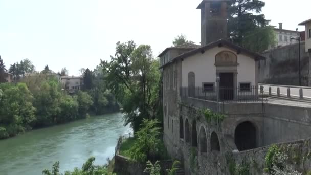 Fluss, Häuser und Kirche an einem sonnigen Sommertag - Filmmaterial, Video