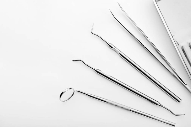 Инструменты стоматолога на белом фоне - Фото, изображение