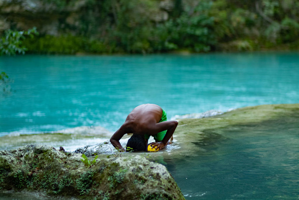 Latijnse jongen met plezier in de rivier - Foto, afbeelding