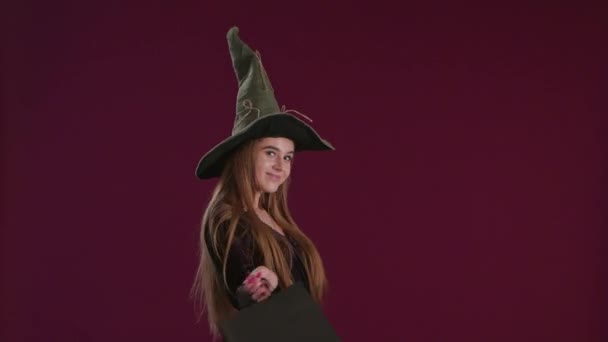 Lány a Halloween boszorkány jelmez a bevásárló szatyrok. - Felvétel, videó