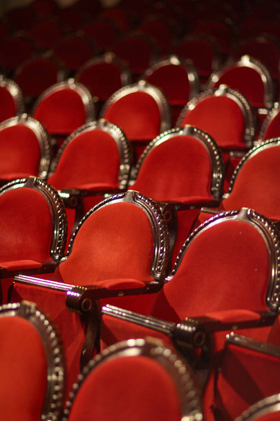 satırları kırmızı sandalye - Fotoğraf, Görsel