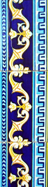 Detalle de los azulejos tradicionales de la fachada de la casa antigua. Baldosas decorativas.Baldosas tradicionales valencianas. Adorno floral
. - Foto, imagen