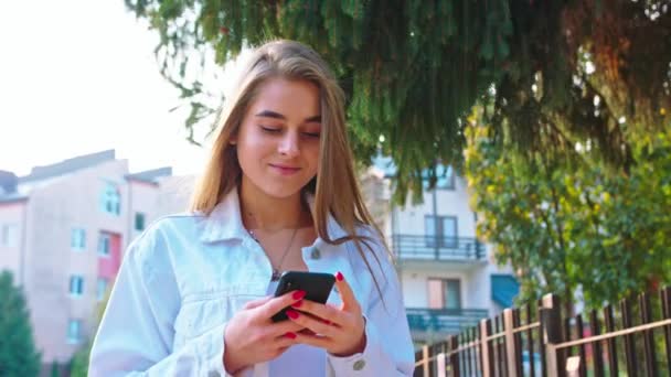 Frau mit Smartphone sieht glücklich aus - Filmmaterial, Video