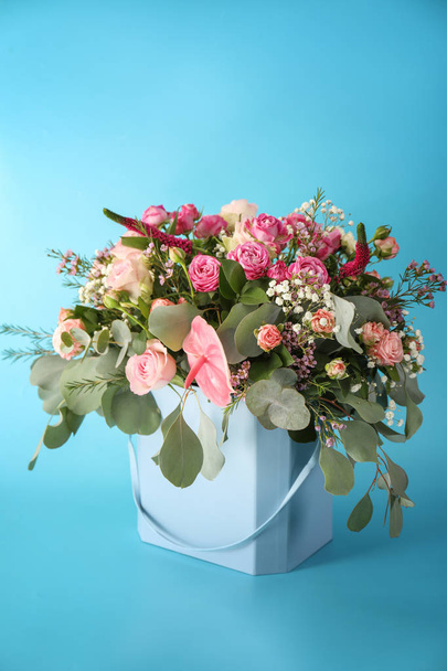 Dárkový box s krásnými květinami na barevném pozadí - Fotografie, Obrázek
