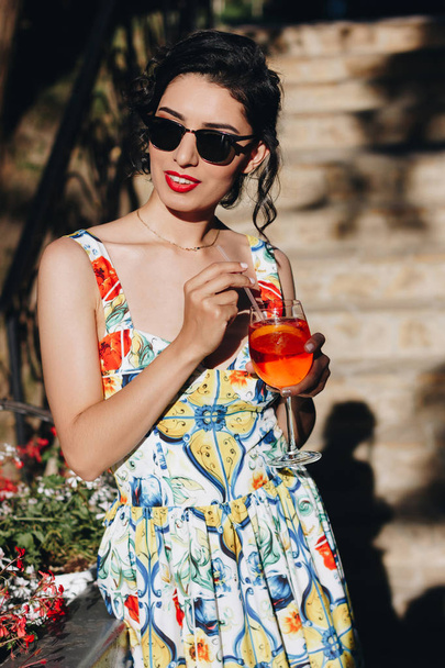 beautiful woman drinking cocktail - Fotografie, Obrázek