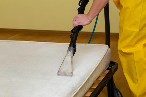 dry cleaning of an old white mattress - Φωτογραφία, εικόνα