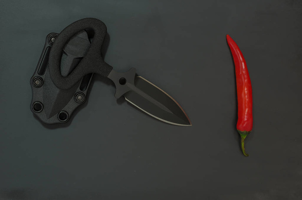 Éles késsel és chili paprika. Átlós összetétele. - Fotó, kép