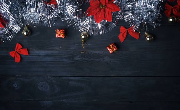 Espaço Copiar. ornamento de Natal de prata na prancha de madeira preta. Vista superior
 - Foto, Imagem