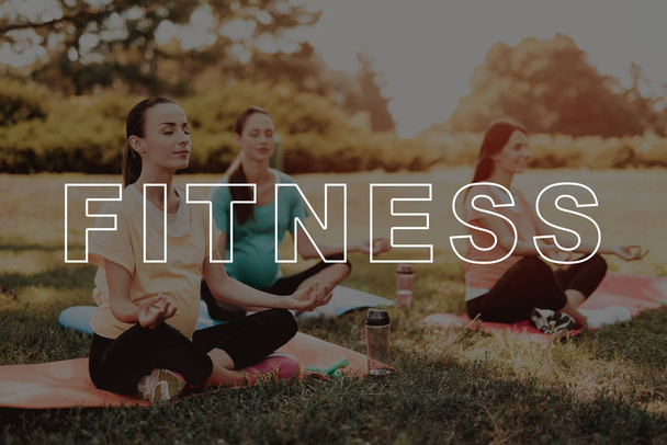 Girls. Belly. Lotus Position. Smiling. Park. Have Fun. Pregnancy Yoga. Happiness. Yoga Mats. Trainer. Tablet. Talk. Beautiful. Healthy Lifestyle. Bodycare. Crossfit. Exercise. Mom. Sportswear. - 写真・画像