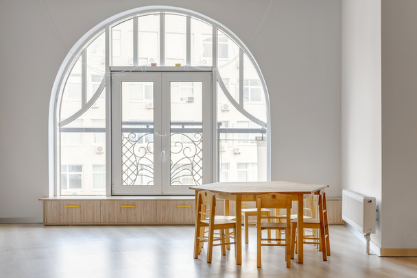 tavolo in legno con sedie in luce minimalista stanza d'asilo
 - Foto, immagini