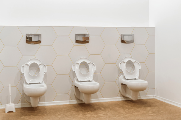 scodelle bianche pulite in bagno nella scuola materna moderna
  - Foto, immagini
