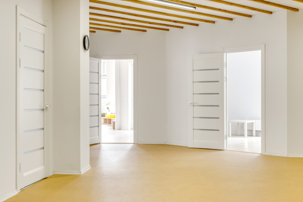 пустой коридор с открытыми дверями в современном детском саду
 - Фото, изображение