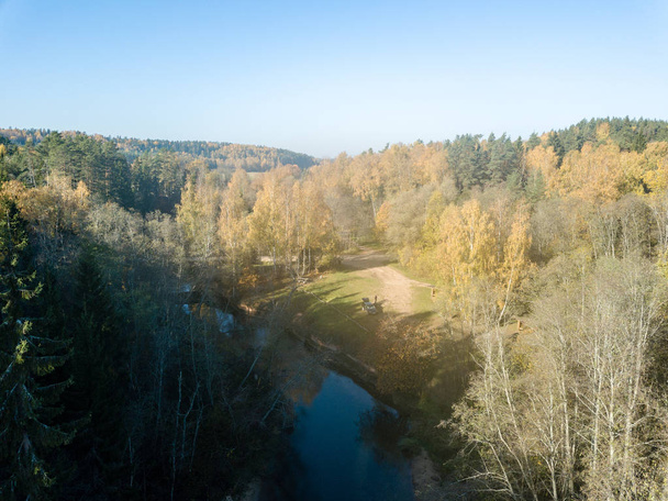 Hoge hoekmening van golvende rivier van Gauja in herfst gekleurde bos, Letland. - Foto, afbeelding