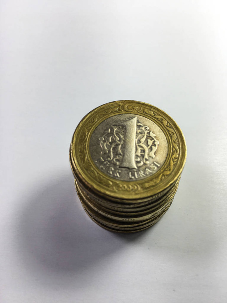 Stapel türkischer Lira-Münzen auf weißem Hintergrund - Foto, Bild