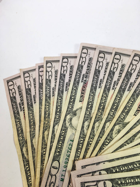 Fan banknotów dolara na białym tle  - Zdjęcie, obraz