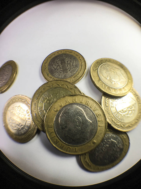 monedas de lira turca acostado sobre fondo blanco
 - Foto, imagen