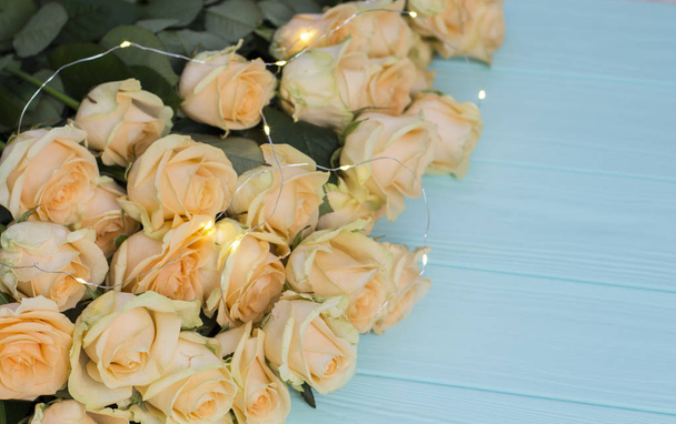 Rosas de melocotón sobre fondo turquesa de madera
 - Foto, Imagen