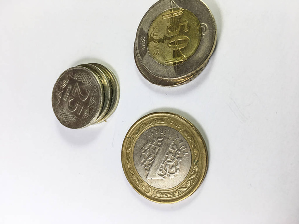 moedas de lira turca deitado sobre fundo branco
 - Foto, Imagem