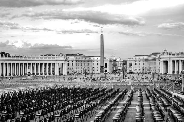Черно-белое изображение площади Святого Петра. Ватикан
 - Фото, изображение
