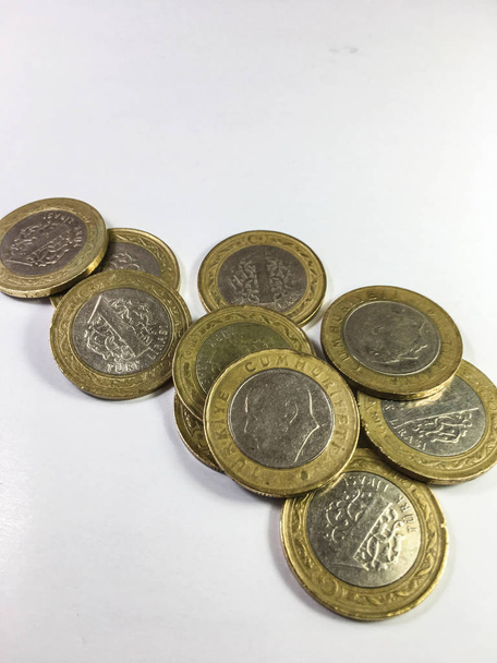 Münzen der türkischen Lira auf weißem Hintergrund - Foto, Bild