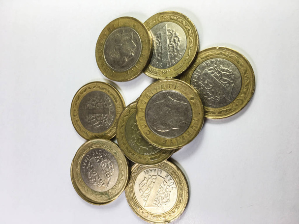 monedas de lira turca acostado sobre fondo blanco
 - Foto, Imagen
