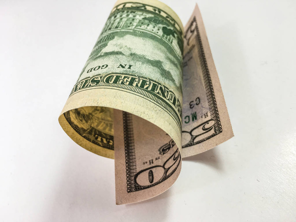 Billete dólar sobre fondo blanco
  - Foto, Imagen