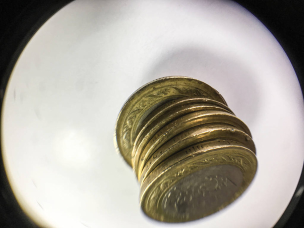 pila de monedas de lira turca sobre fondo blanco
 - Foto, Imagen