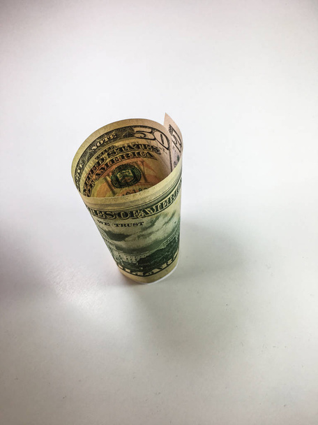 Banconota in dollari su sfondo bianco
  - Foto, immagini