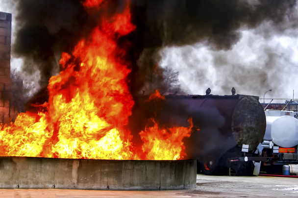 Katasztrófa baleset katasztrófa gáz benzin üzemanyag lényege benzin robbanás tűz gyűjtése utasbiztonsági tartály ipar ipari szabadtéri helyen. Biztonsági biztonsági kockázat üzleti koncepciót - Fotó, kép
