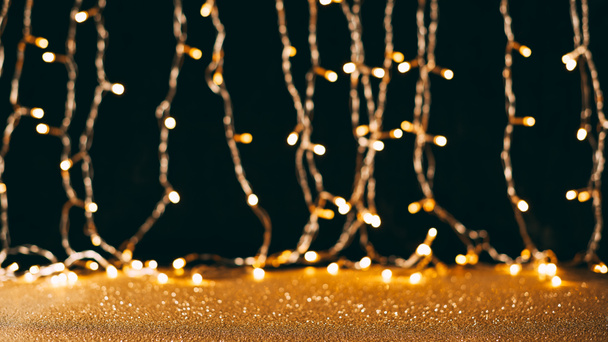 funkelnde Pailletten und Lichtergirlanden, weihnachtliches Konzept - Foto, Bild