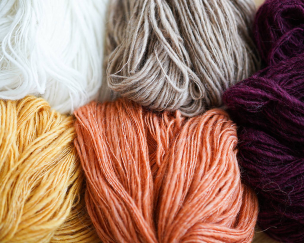 Fils de laine traditionnels naturels de haute qualité dans différentes couleurs vives. Texture de fond des fils naturels de laine gros plan
. - Photo, image