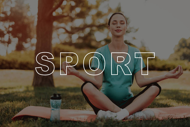 Lotus Pose. Yoga Mats. Bottle. Pregnancy Yoga. Balls for Yoga. Woman. Healthy Lifestyle. Smiling. Exercise. Sportswear. Park. Bodycare. Belly. Have Fun. Happiness. Crossfit. Mom. Parenthood. - Foto, Imagem