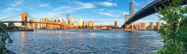 Вид на Манхэттен и Бруклинский мост в Нью-Йорке. США
 - Фото, изображение