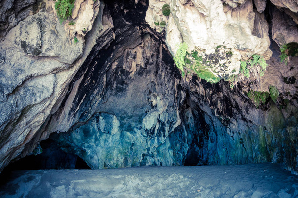 Impresionante cueva en la costa de Palinuro Cilento Italia
 - Foto, Imagen