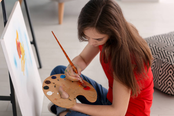 Female artist painting picture in workshop - Foto, Bild
