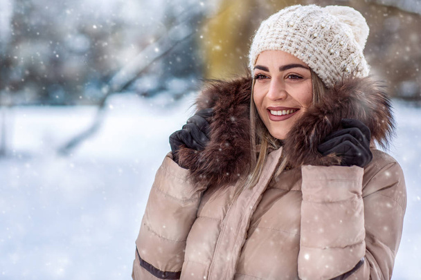talvilomat, joulu ja ihmiset käsite Hymyilevä nuori tyttö talvella kävellä talvella luonnossa
 - Valokuva, kuva