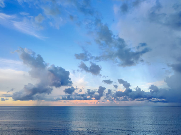 Wolken hemel na storm, tropische oceaan achtergrond. - Foto, afbeelding