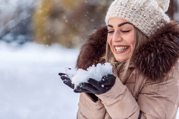 pustet Schnee - lächelndes junges Mädchen pustet magischen Schnee. Weihnachtszauber - Foto, Bild