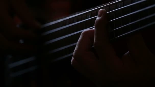 Mies kitaristi soittaa sähkökitaraa, lähikuva laukaus
 - Materiaali, video