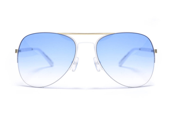 白で隔離鉄フレームでガラスのブルーのサングラス - 写真・画像