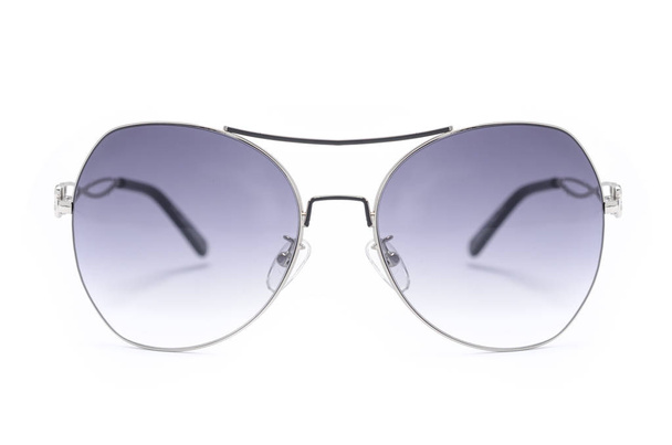 Sonnenbrille mit blauem Glas im eisernen Rahmen isoliert auf weiß - Foto, Bild