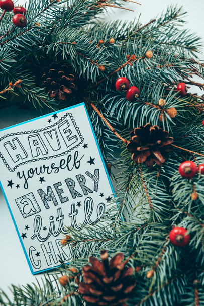 vue de dessus des branches de pin et carte postale d'hiver avec vous-même joyeux petit lettrage de Noël sur table blanche
 - Photo, image