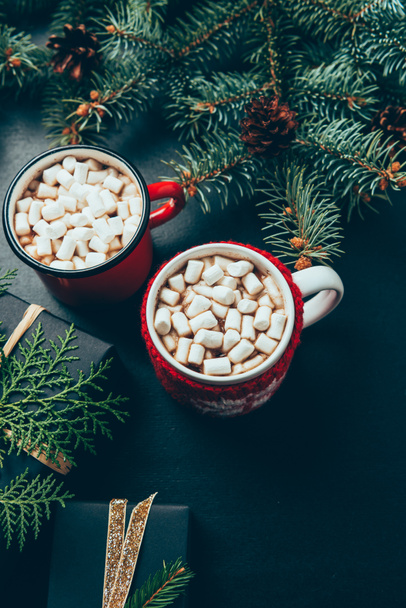 Siyah Masa üzerinde kaydırılan Noel hediyeleri ve hor marshmallow ile çikolata bardak üstten görünüm - Fotoğraf, Görsel