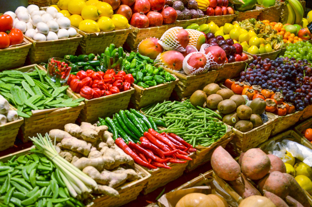 Targ owocowy z różnymi kolorowymi owocami i warzywami - Zdjęcie, obraz