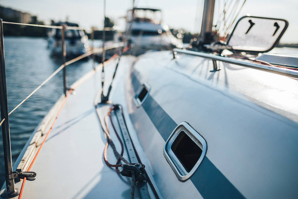 Yacht avec les fenêtres ouvertes sur la jetée avec d'autres bateaux
 - Photo, image