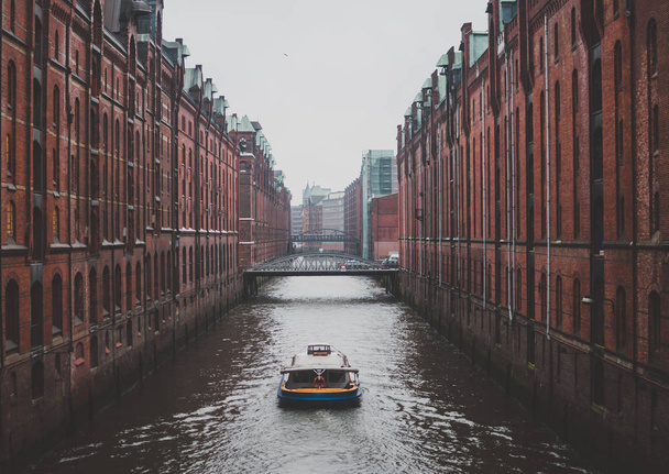 Экскурсионное судно на воде канала в городе Хафен в Гамбурге, Германия
 - Фото, изображение
